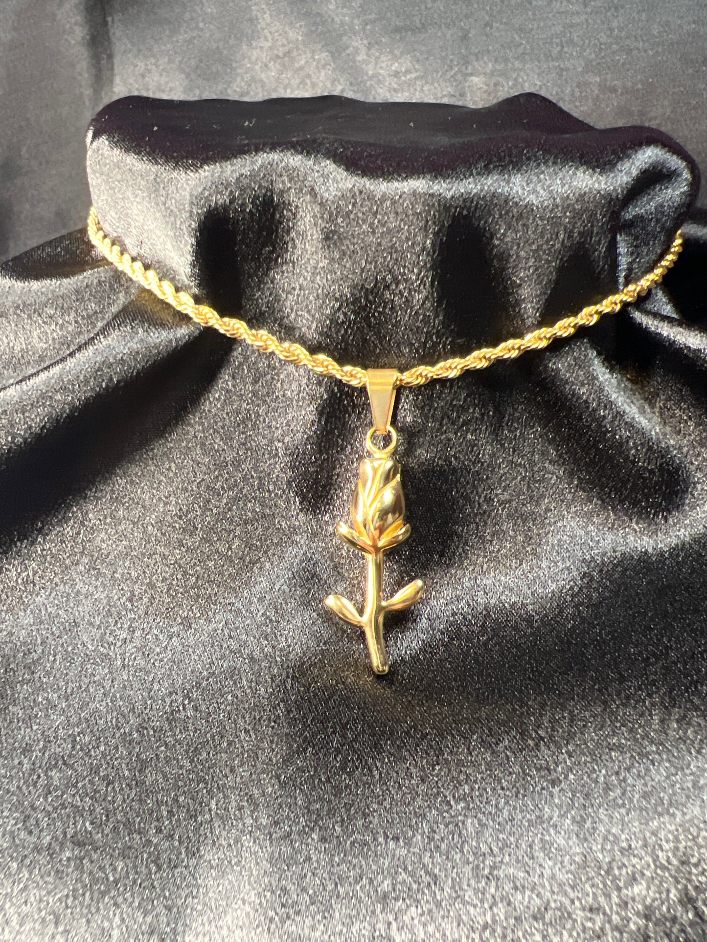Gold Unbloomed Rose Necklace